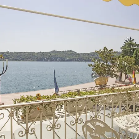 Romantic Benaco Apartment *